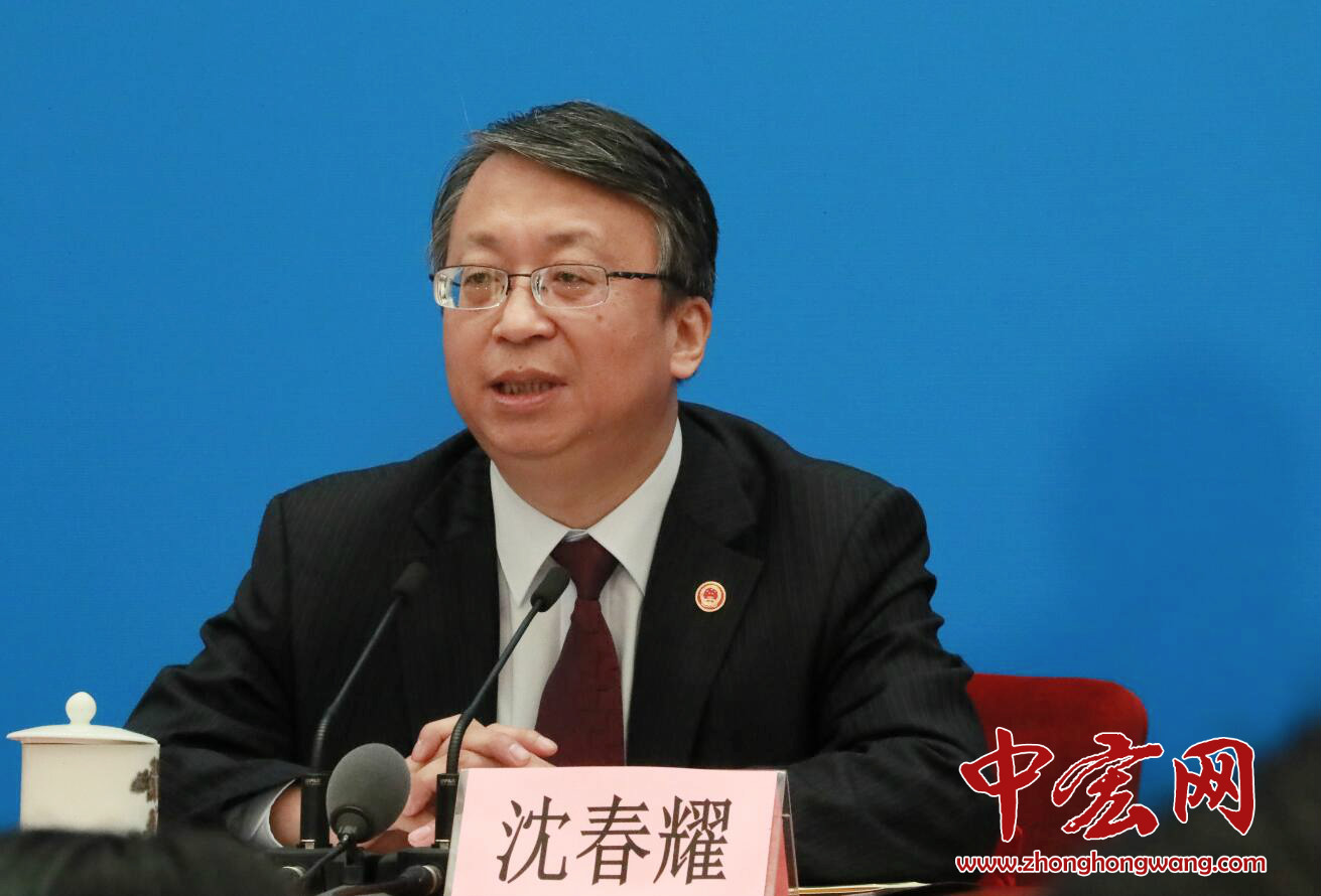 十三届全国人大一次会议新闻中心于3月11日17时30分举行记者会，邀请十三届全国人大一次会议秘书处法案组组长、全国人大常委会法工委主任沈春耀，法案组副组长、全国人大常委会法工委副主任郑淑娜就“宪法修正案”相关问题回答中外记者提问。<br/><br/>沈春耀介绍，党的十八大以来这几年，在加强和推动宪法实施、维护宪法权威、弘扬宪法精神方面采取了一系列重要的举措。比如辽宁拉票贿选案、香港基本法104条的解释、在抗战70周年实行特赦，也是直接实施宪法。国歌法、国家勋章和国家荣誉称号法跟宪法实施直接有关的制度都相继建立。（摄影：记者 张松峰）