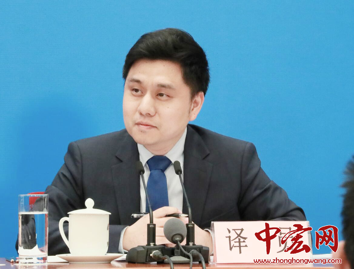 十三届全国人大一次会议新闻中心于3月11日17时30分举行记者会，邀请十三届全国人大一次会议秘书处法案组组长、全国人大常委会法工委主任沈春耀，法案组副组长、全国人大常委会法工委副主任郑淑娜就“宪法修正案”相关问题回答中外记者提问。（摄影：记者 张松峰）