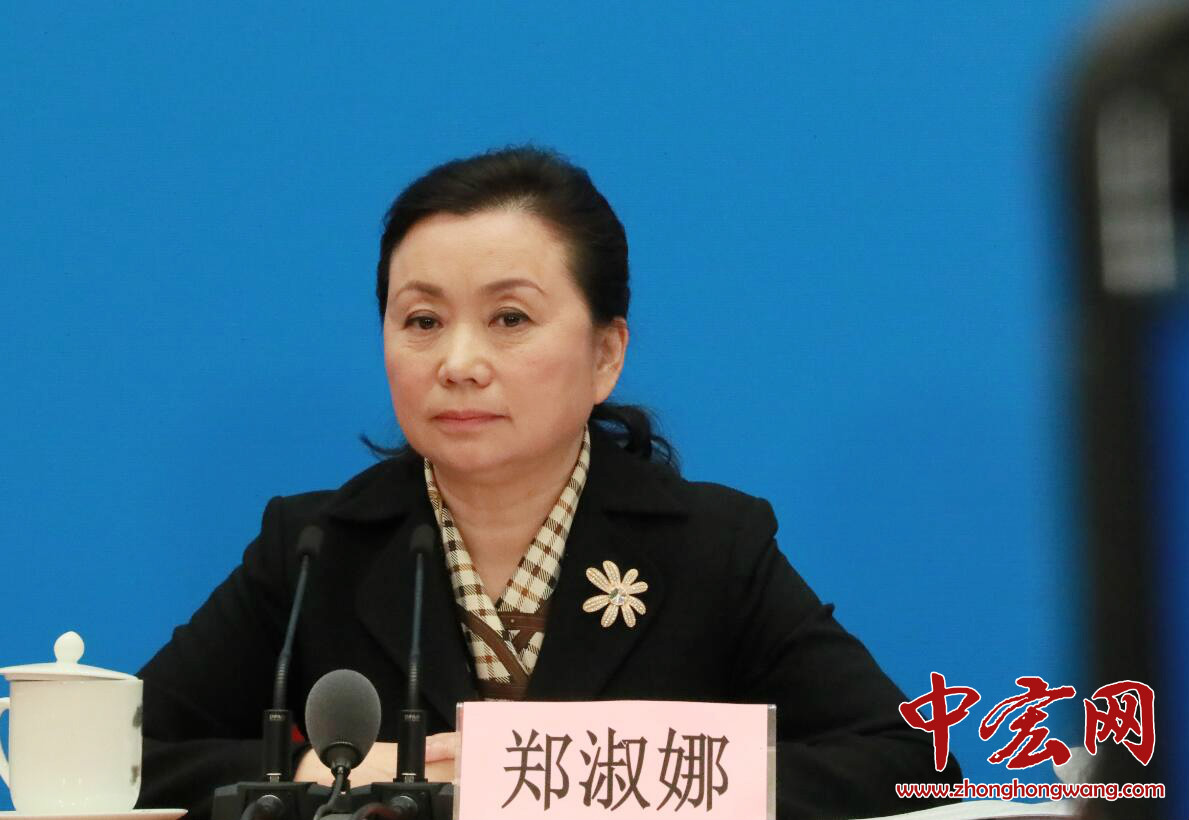 十三届全国人大一次会议新闻中心于3月11日17时30分举行记者会，邀请十三届全国人大一次会议秘书处法案组组长、全国人大常委会法工委主任沈春耀，法案组副组长、全国人大常委会法工委副主任郑淑娜就“宪法修正案”相关问题回答中外记者提问。<br/><br/>
郑淑娜表示，到目前为止，经统计，通过这次修改立法法已经在设区的市中有323个设区的市，包括自治州，有立法权了。经过几年的实践，现在已经有595部设区市制定的地方性法规。（摄影：记者 张松峰）