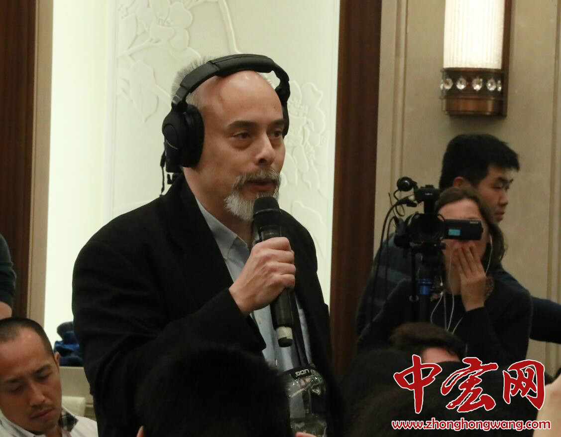 十三届全国人大一次会议新闻中心于3月11日17时30分举行记者会，邀请十三届全国人大一次会议秘书处法案组组长、全国人大常委会法工委主任沈春耀，法案组副组长、全国人大常委会法工委副主任郑淑娜就“宪法修正案”相关问题回答中外记者提问。（摄：记者 张松峰）