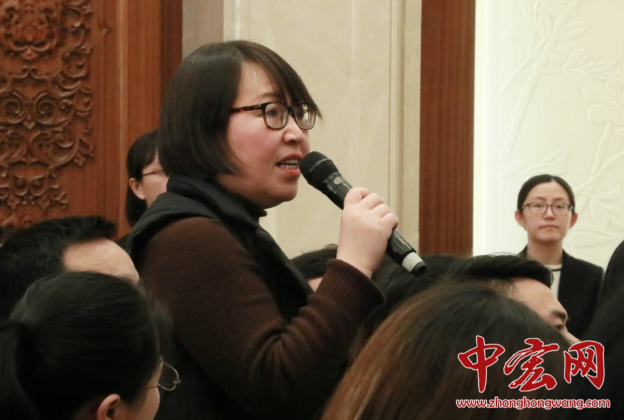 十三届全国人大一次会议新闻中心于3月11日17时30分举行记者会，邀请十三届全国人大一次会议秘书处法案组组长、全国人大常委会法工委主任沈春耀，法案组副组长、全国人大常委会法工委副主任郑淑娜就“宪法修正案”相关问题回答中外记者提问。（摄：记者 张松峰）