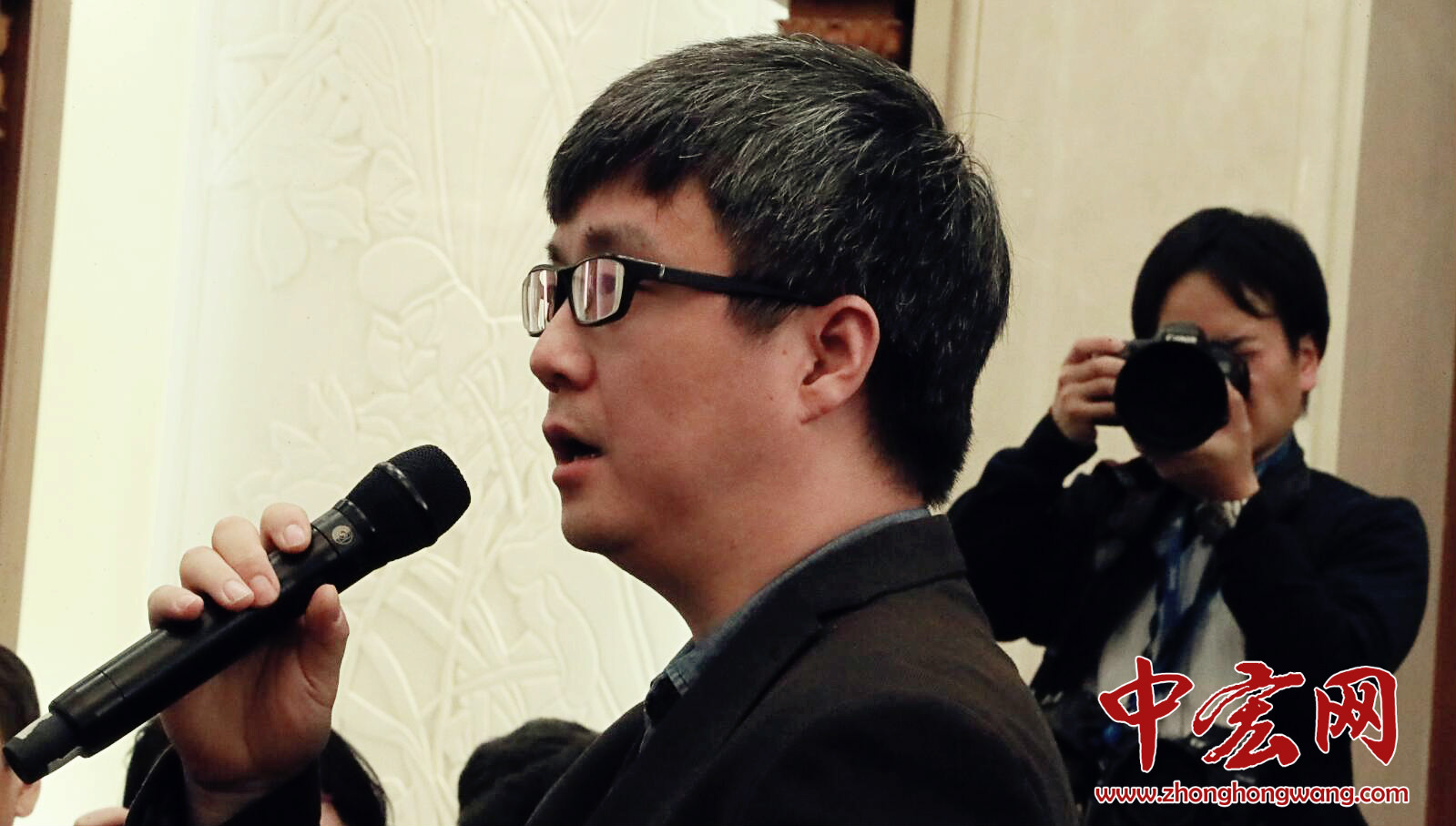 十三届全国人大一次会议新闻中心于3月11日17时30分举行记者会，邀请十三届全国人大一次会议秘书处法案组组长、全国人大常委会法工委主任沈春耀，法案组副组长、全国人大常委会法工委副主任郑淑娜就“宪法修正案”相关问题回答中外记者提问。（摄影：张松峰）