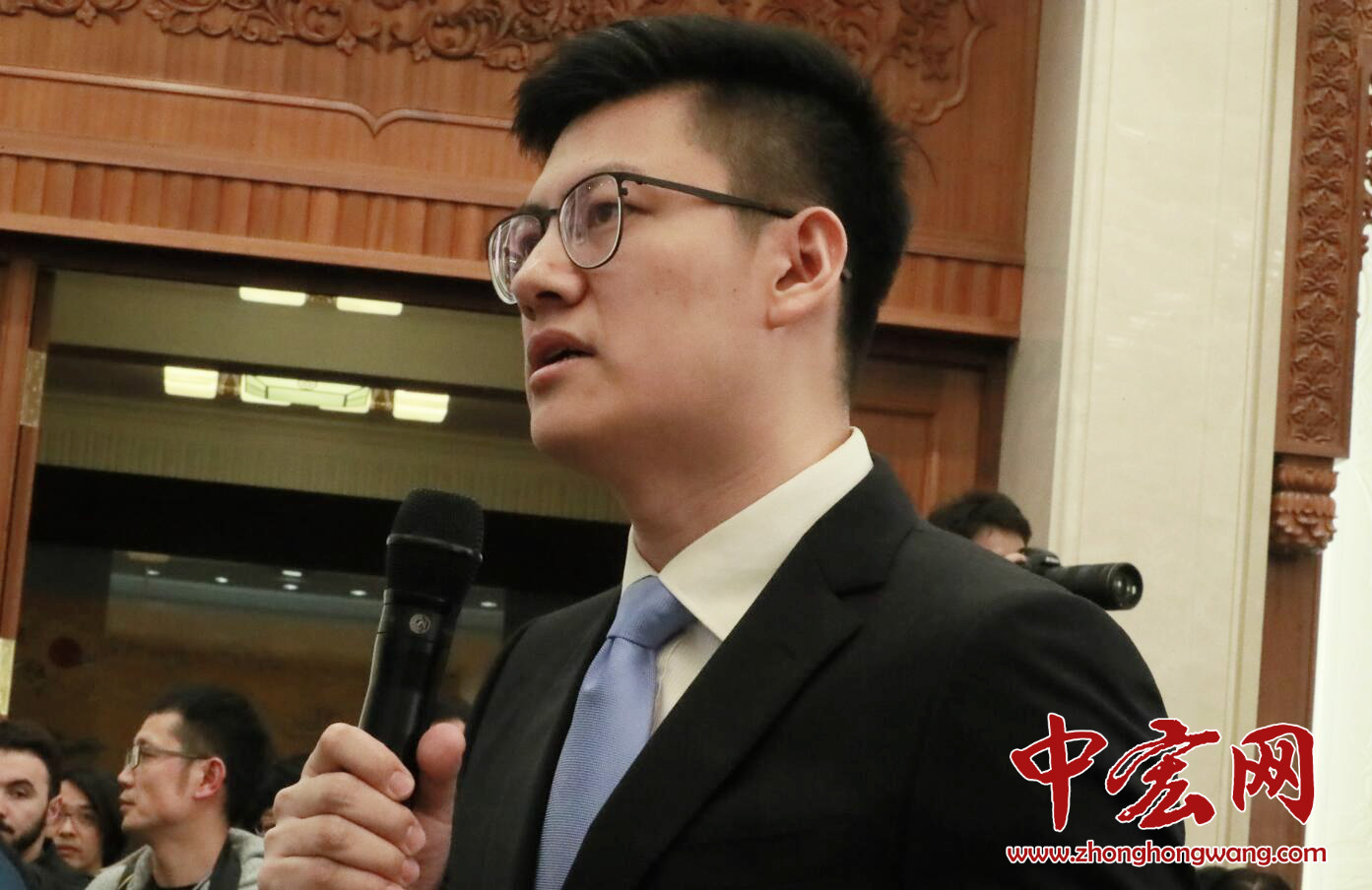 十三届全国人大一次会议新闻中心于3月11日17时30分举行记者会，邀请十三届全国人大一次会议秘书处法案组组长、全国人大常委会法工委主任沈春耀，法案组副组长、全国人大常委会法工委副主任郑淑娜就“宪法修正案”相关问题回答中外记者提问。(摄影：张松峰）