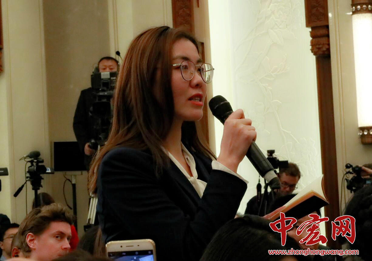 十三届全国人大一次会议新闻中心于3月11日17时30分举行记者会，邀请十三届全国人大一次会议秘书处法案组组长、全国人大常委会法工委主任沈春耀，法案组副组长、全国人大常委会法工委副主任郑淑娜就“宪法修正案”相关问题回答中外记者提问。（摄影：张松峰）