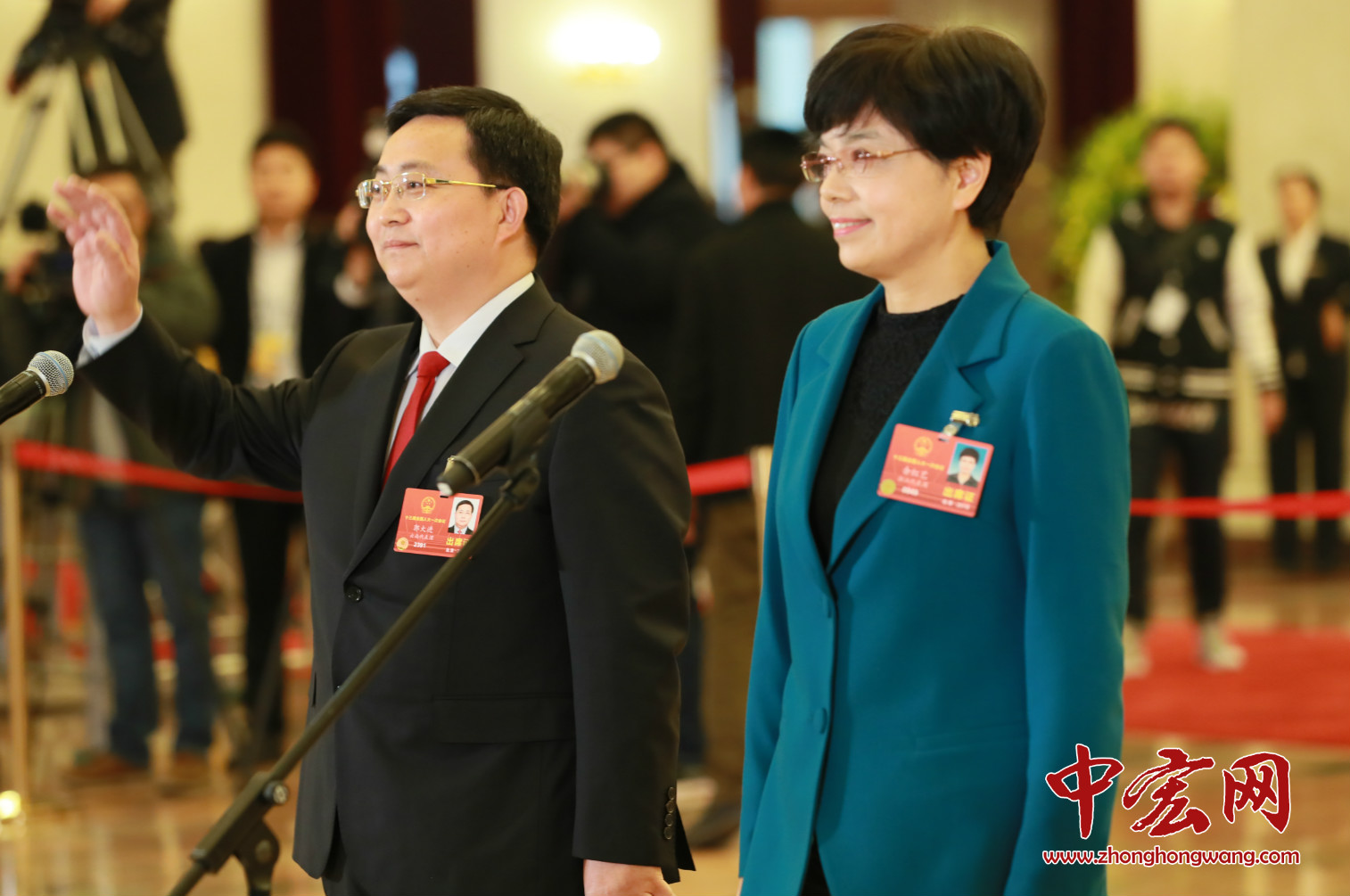 3月11日14时许，十三届全国人大一次会议开启第三场“代表通道”。余红艺、郭大进、卓嘎、刘蕾、刘庆峰、贾樟柯、张荣等7位代表亮相，接受媒体记者采访。（摄影：记者 张松峰）