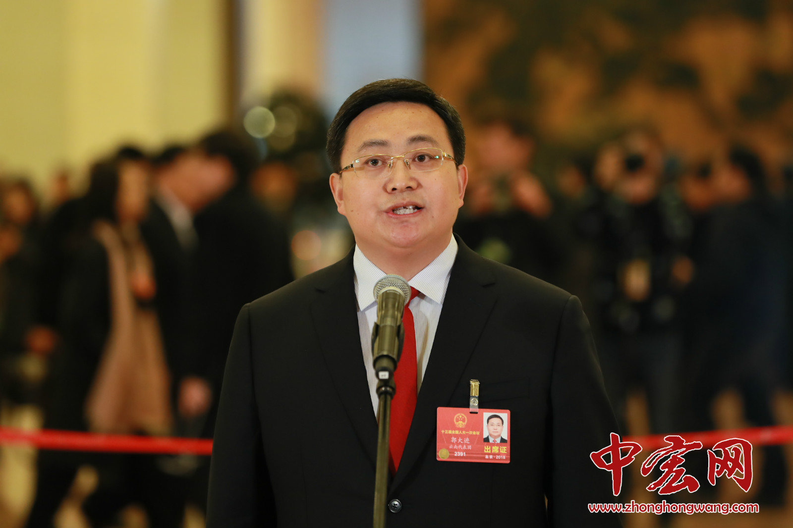 　十届云南省委委员，云南省昭通市委副书记、市长郭大进：
　　一个苹果、红苹果变成“金”苹果；一张路网、2020年将实现县县通高速；一幅蓝图，下一步，要做好异地扶贫搬迁工作，做好产业发展工作，做好基础设施建设，做好劳动力转移和就业，加强民生投入，为昭通规划一个更加美好的蓝图。（摄影：记者 张松峰）