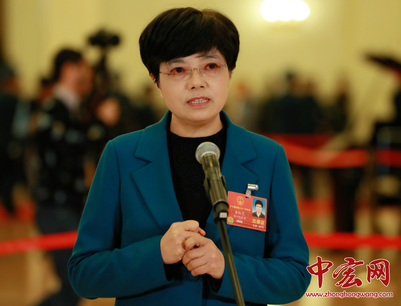 　浙江省宁波市人大常委会主任余红艺：政府民生实施项目由人大代表投票决定，是把民生实施项目的决定权和监督权交给了人大代表。这实现了项目征集广泛参与、项目决策代表票决、项目实施人大监督、项目效果人大评议。这个新的机制使人民群众成为项目的参与者、监督者，最终是项目的受益者。（摄影：记者 张松峰）