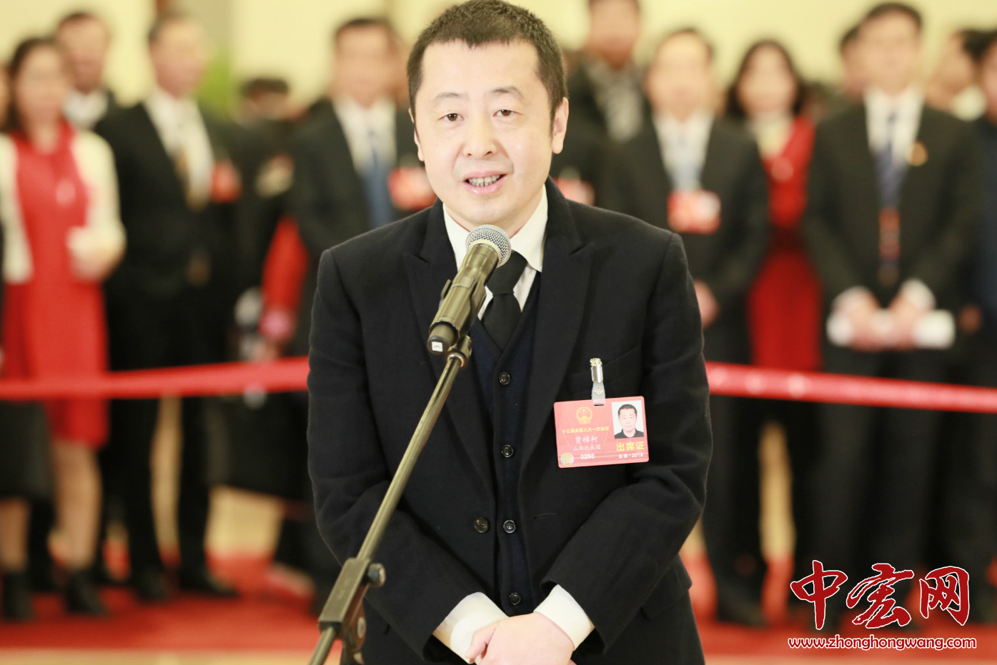 导演贾樟柯：我们会更加努力去从事电影创作工作，用好的作品来回报支持中国电影的观众。大家可以更加期待中国电影，可以有更多的文化自信。