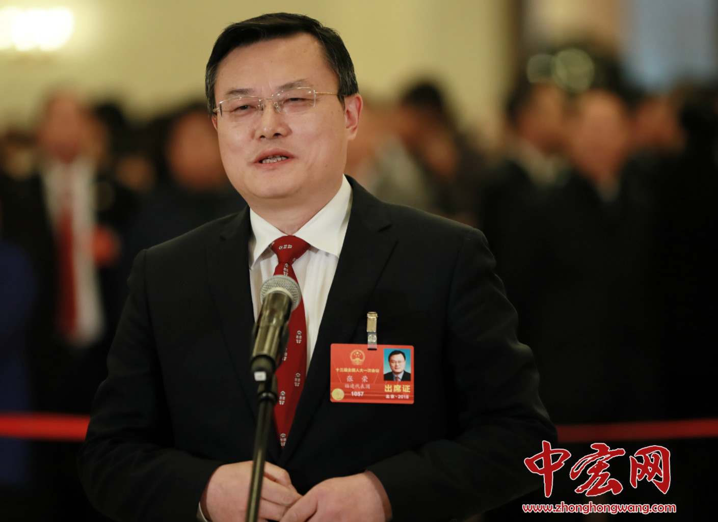 厦门大学校长、党委副书记张荣：一流大学的根本性标志是“一流的成果”和“一流的贡献”，但是建设过程中我们还是要把握好“一流的体系”和“一流的能力”这两个关键。一流的体系，包括一流的学科体系、人才体系、治理体系和保障体系。没有一流的学科，就没有一流的大学。一流学科是一流大学基本载体，和重要依托。一流的能力，是人才培养能力，不能培养出一流人才的学校是成为不了一流大学。此外，还要有科技创新能力以及服务社会的能力。（摄影：记者 张松峰）