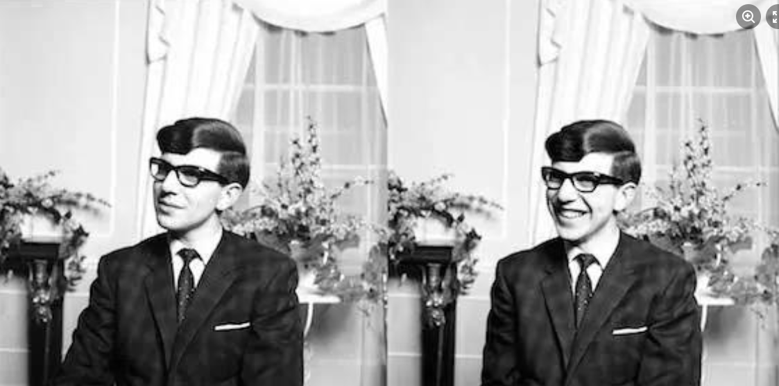 
霍金年轻时资料图。1973年，他考察黑洞附近的量子效应，发现黑洞会像天体一样发出辐射，其辐射的温度和黑洞质量成反比，这样黑洞就会因为辐射而慢慢变小，而温度却越变越高，最后以爆炸而告终。1973年以后，他的研究转向了量子引力论。虽然人们还没有得到一个成功的理论，但是它的一些特征已被发现。