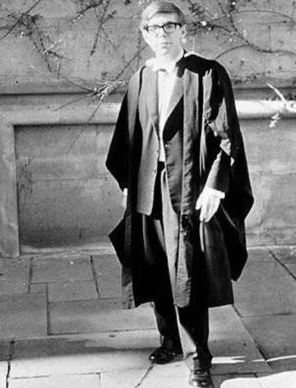 牛津大学毕业时的霍金。1959年，17岁的霍金入读牛津大学，用了很少时间而得到一等荣誉学位，随后转读剑桥大学研究宇宙学。 1965年，23岁时他取得了博士学位留在剑桥大学进行研究工作。