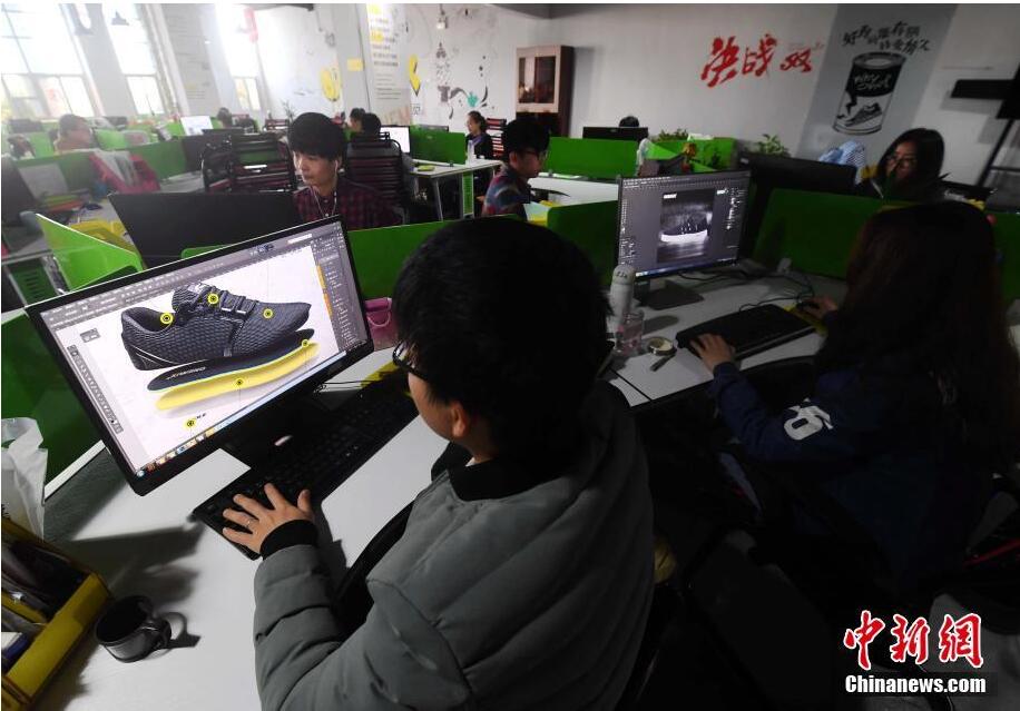 有“中国鞋城”之称的福建省莆田市，早从上世纪80年代开始，便开始为国际知名品牌代工，如今仍是耐克、阿迪达斯、安德玛、安踏等海内外中高端品牌的重要代工基地。图为莆田一家鞋企生产线上工人们在生产代工运动鞋。最近几年，莆田为国际品牌代工的订单越来越多。