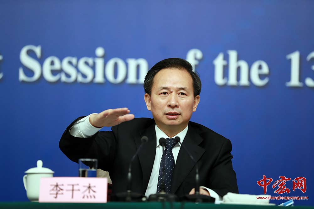 十三届全国人大一次会议新闻中心3月17日（星期六）15时在梅地亚中心多功能厅举行记者会，邀请环保部部长李干杰就“打好污染防治攻坚战”相关问题回答中外记者提问。图为环保部部长李干杰。中宏网记者 张松峰 摄