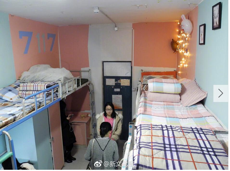 　　吉林市北华大学南校区的9号女生公寓，5名马克思主义学院思想政治教育专业的大一女生将宿舍打扮成了“魔仙堡”。5名同学来自不同省份，分别是海南、浙江、山西、天津和吉林。几名女生戏称自己为“仙女”，就给寝室取名为“魔仙堡”。装扮成这样，每人花费不到100元。网友：下学期换宿舍咋整啊?
