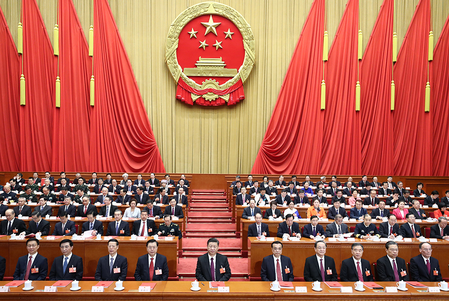 3月20日，第十三届全国人民代表大会第一次会议在北京人民大会堂闭幕。习近平等党和国家领导人在主席台就座。 新华社记者 鞠鹏 摄