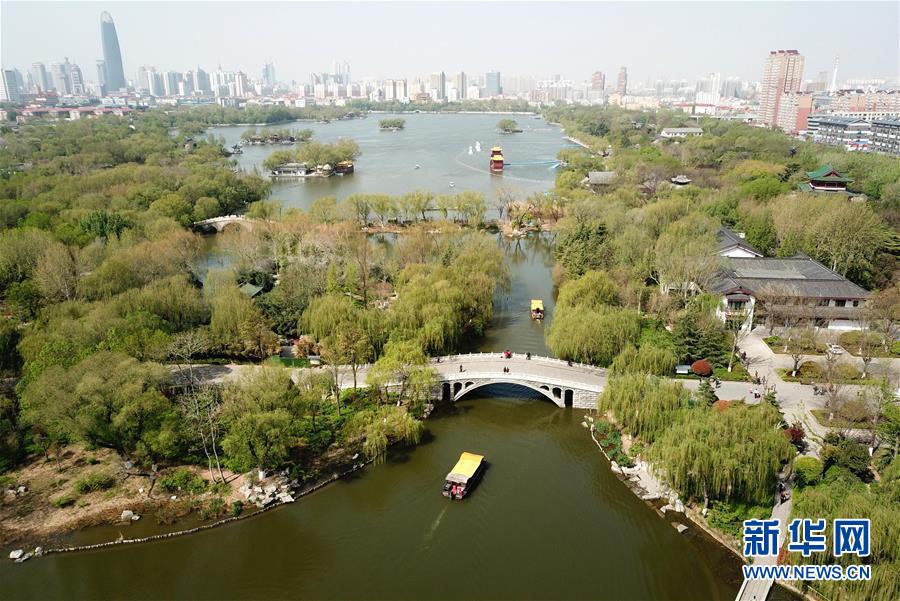 这是4月8日拍摄的济南大明湖景区风景(无人机拍摄)。近日,天气晴朗气温上升,济南大明湖景区春光明媚风景如画,吸引众多市民和游客前来游览。大明湖位于济南市区,湖岸种植有大量的柳树,以“四面荷花三面柳,一城山色半城湖”的风光闻名。新华社记者徐速绘摄