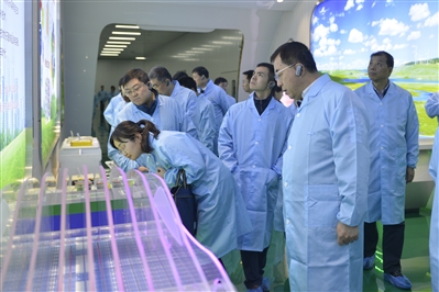 与会人员在黄河工业园新能源动力锂电池展厅参观。.jpg