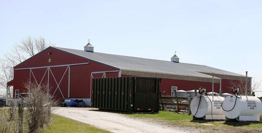 这是4月19日在美国伊利诺伊州威尔县拍摄的沃里克农场。“作为美国农民，我们对加征关税不感兴趣，但是我们需要保护自身利益。我们不愿失去中国市场，我们需要出口。”史蒂夫·沃里克，一位来自美国中西部伊利诺伊州的农民，道出许多美国农户的心声。距芝加哥约50公里的威尔县，农田一望无际，临近春季播种，万物复苏，到处洋溢绿色生机。但是，从事农业数十年的沃里克感受到的却是贸易摩擦带来的“寒意”。