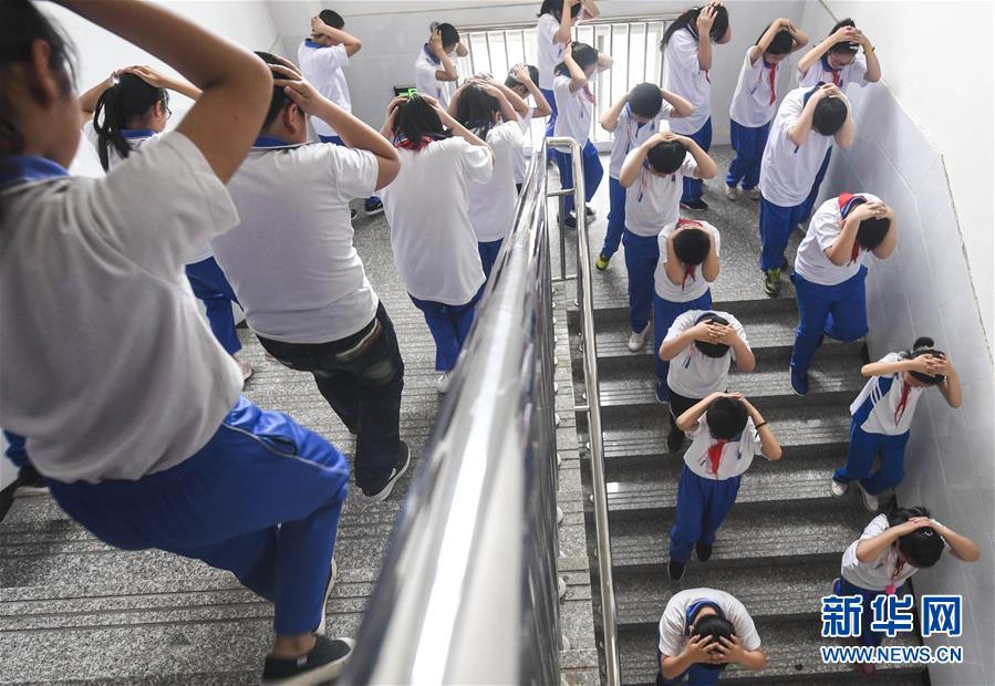 5月11日,河北省张家口市红旗楼小学的老师给学生介绍微型消防站中的消防用品。当日,为迎接全国防灾减灾日的到来,河北省多个学校开展“防灾减灾”安全教育活动,提高师生防灾自救意识,增强学生们的自救互救能力。新华社记者 王晓 摄