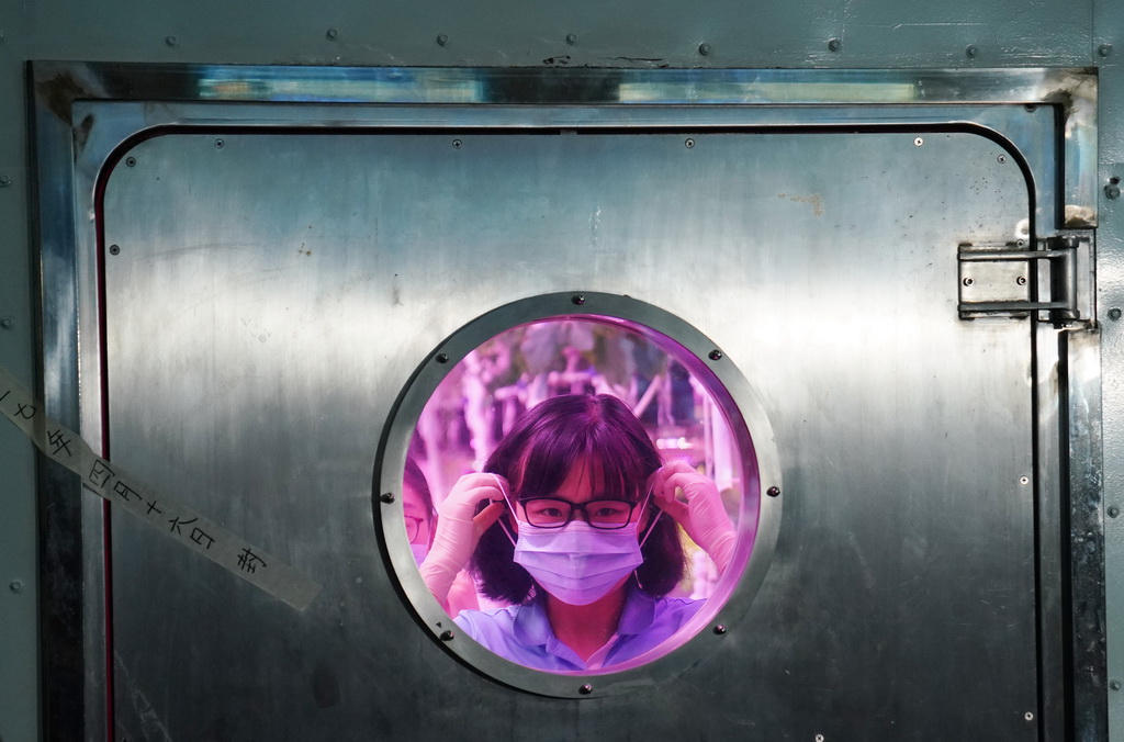 5月15日,在北京航空航天大学“月宫一号”实验室中进行的“月宫365”实验成功结束,再次刷新了人类密闭生存的世界纪录。<br/>
据介绍,实验于2017年5月10日开始,共历时370天,是世界上时间最长、闭合度最高的生物再生生命保障系统实验,实现了闭合度和生物多样性更高的“人-植物-动物-微生物”四生物链环人工闭合生态系统的长期稳定循环运转,且保持了人员身心健康。<br/>
实验志愿者共有8人,全部为北航学生,他们分为2组,交替入舱,第一班60天,第二班200天,第三班110天,其中第二班时长已打破此前由俄罗斯创造的同类系统中驻留180天的世界纪录。<br/>