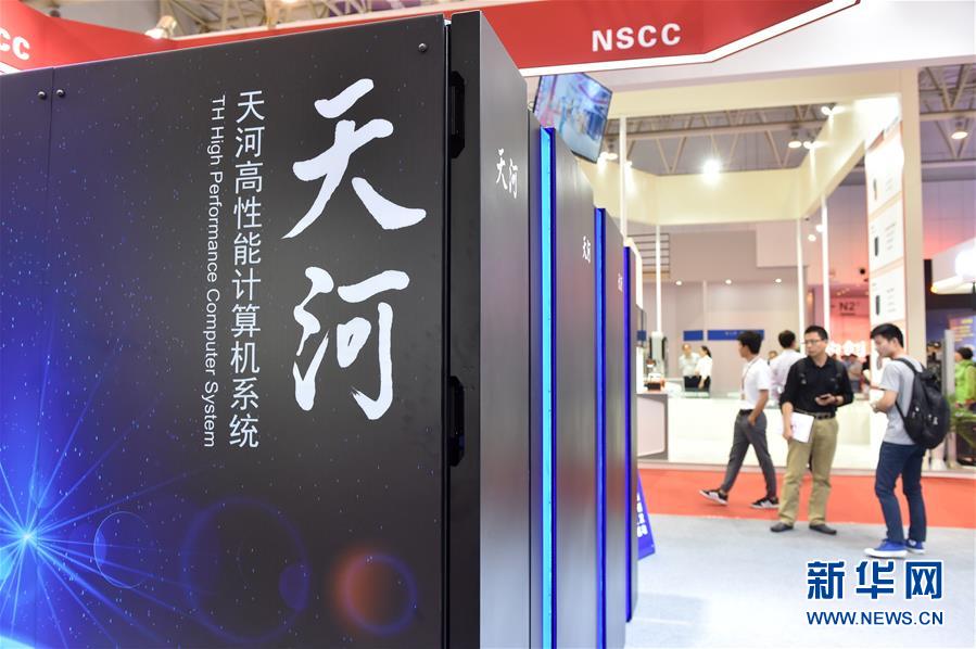 5月17日在天津梅江会展中心展出的“天河三号”原型机。<br/>
正在天津举行的第二届世界智能大会上,国家超算天津中心对外展示了我国新一代百亿亿次超级计算机“天河三号”原型机,这也是该原型机首次正式对外亮相。<br/>
据了解,百亿亿次超级计算机也称“E级超算”,被全世界公认为“超级计算机界的下一顶皇冠”,它将在解决人类共同面临的能源危机、污染和气候变化等重大问题上发挥巨大作用。<br/>
新华社记者李然摄