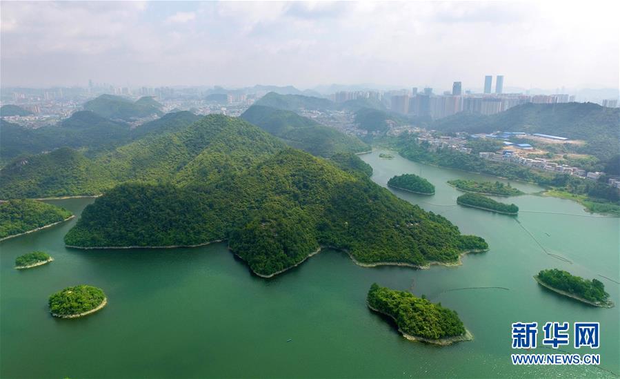 这是5月17日拍摄的贵阳阿哈湖国家湿地公园(无人机拍摄)。<br/>
初夏时节,位于贵阳市南明区的阿哈湖国家湿地公园群峰叠翠、湖水碧绿,美不胜收。新华社发(秦刚摄)