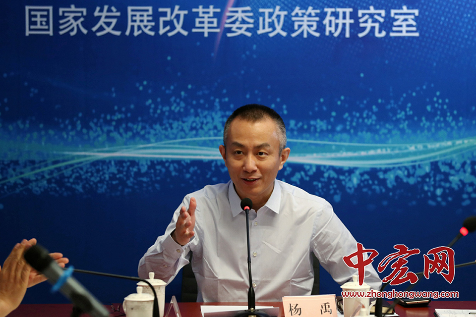 5月29日，中央电视台特约评论员杨禹主持本次会议。中宏网记者 王悦摄
