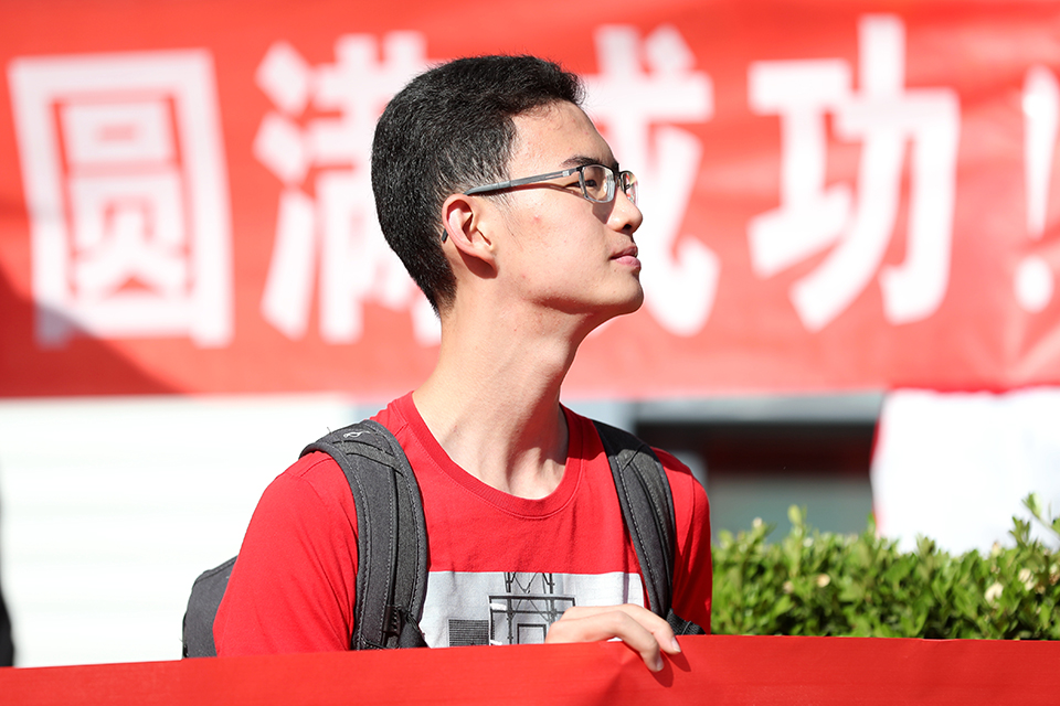 6月7日，人大附中校门前，学生们拉起祝考生成功的横幅。中宏网记者 王悦摄