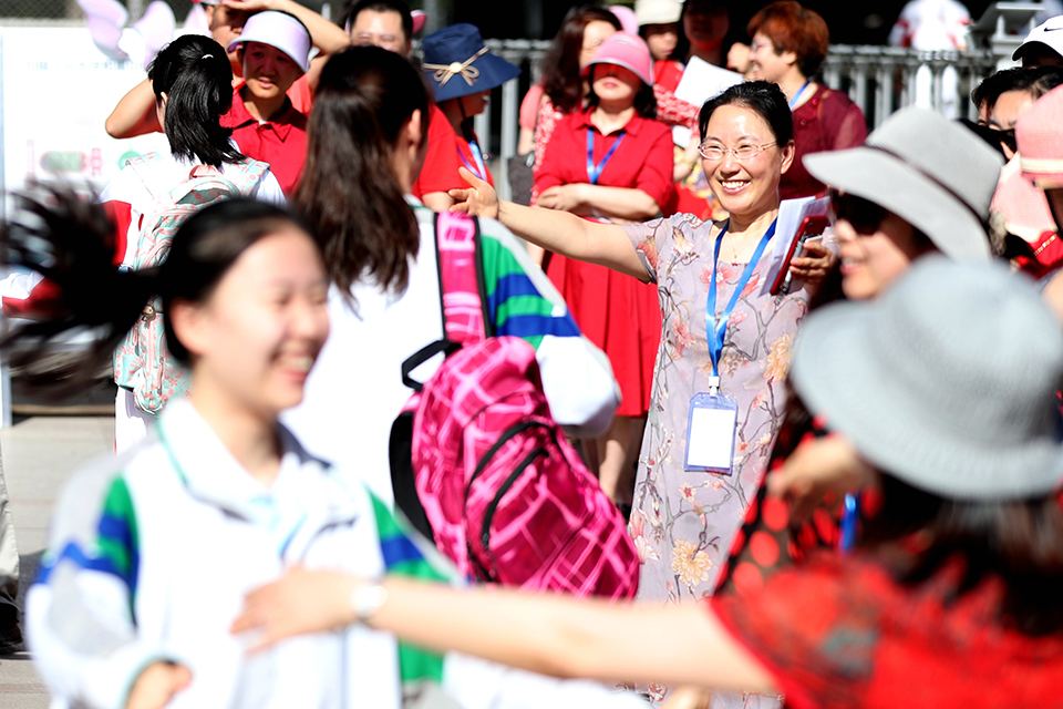 6月7日，人大附中校门口的老师前列队送考生进考场。中宏网记者 王悦摄