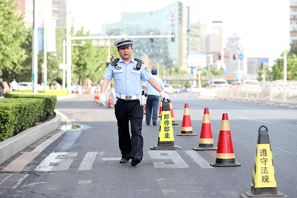 6月7日，清晨，6点40分，交警将隔离带安置完成。中宏网记者 王悦摄
