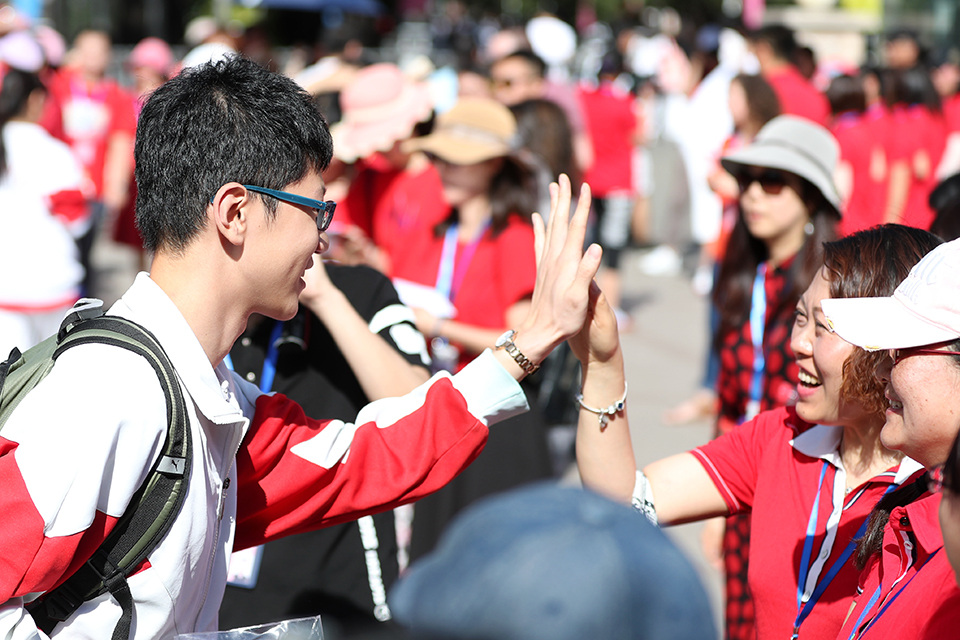 6月7日，人大附中校门前，前来送祝福的老师与学生击掌鼓励。中宏网记者 王悦摄