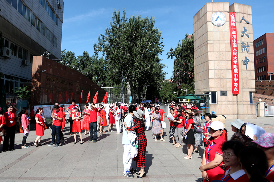 6月7日，6月7日，人大附中校门前，前来送祝福的老师与学生拥抱鼓励。中宏网记者 王悦摄。