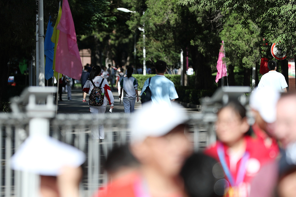 6月7日，接受完老师的祝福，考生们踏上了高考的战场。中宏网记者 王悦摄