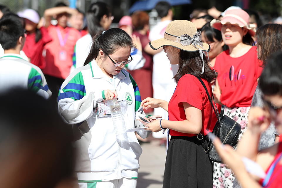 6月7日，人大附中校门前，老师最后叮嘱学生检查各种必备物品。中宏网记者 王悦摄