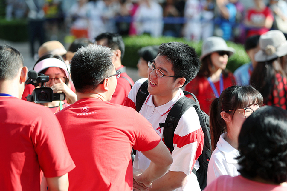 6月7日，6月7日，人大附中校门前，前来送祝福的老师与学生拥抱鼓励。中宏网记者 王悦摄。
