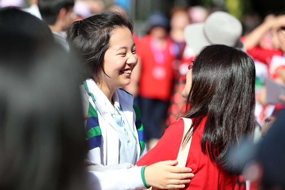 6月7日，人大附中校门前，前来送祝福的老师与学生击掌鼓励。中宏网记者 王悦摄