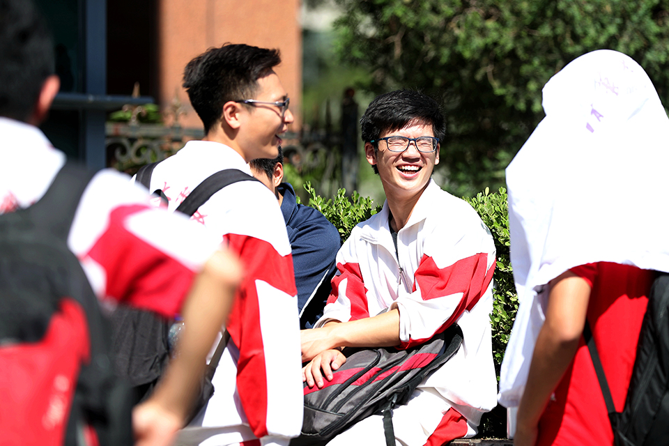 6月7日，考场为，学生们谈笑风生。中宏网记者 王悦摄