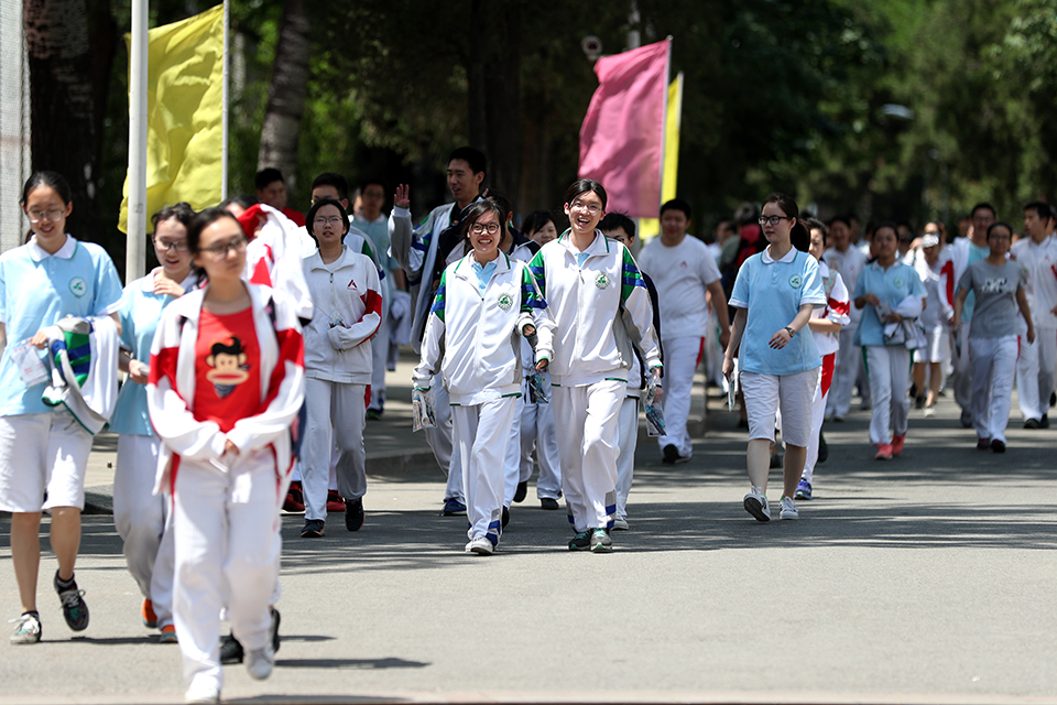 6月7日，上午考试结束，考生们相互交流着走出校园。中宏网记者 王悦摄