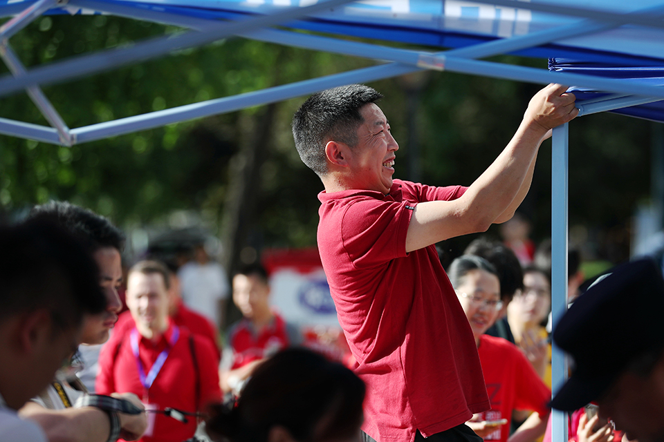 6月7日，志愿者支起摊位，为考生及家长准备必要物资。中宏网记者 王悦摄