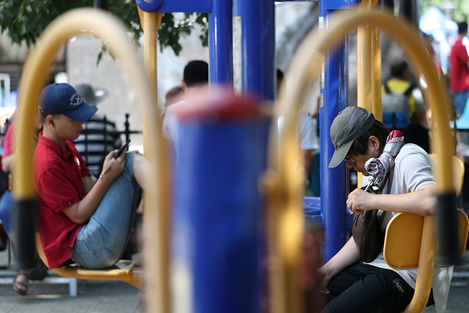 6月7日，场外，家长等待着孩子们考试完毕。中宏网记者 王悦摄
