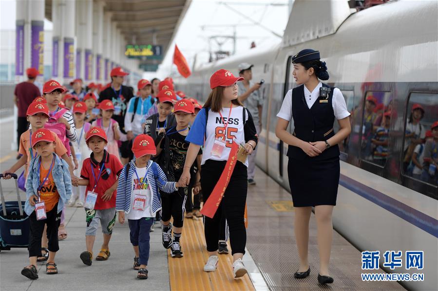 7月3日，留守儿童在永济北站准备乘车前往北京与父母团聚。当日，在山西运城永济市举办的“爱在路上”亲情护送活动中，260余名留守儿童在志愿者的护送下从火车永济北站出发，前往北京与父母团聚。