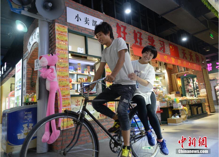 7月4日，顾客体验二八自行车。近日，内蒙古呼和浩特一商场内的怀旧“小卖部”吸引不少顾客，该销售怀旧零食、FC游戏机、旧二八自行车等物品，引来不少市民光顾。