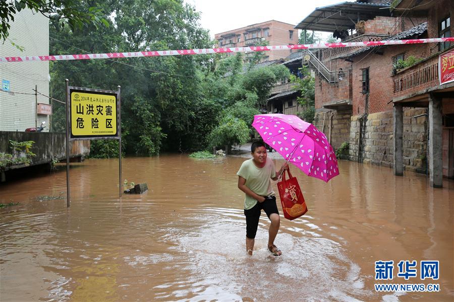 7月3日，在四川省内江市东兴区田家镇，一名少年涉水前行。当日，据四川省防汛抗旱指挥部称，持续强降雨已造成四川22个县（市、区）11.59万人受灾，农作物受灾面积4.44千公顷，公路中断162条次。据四川省气象台发布的暴雨黄色预警，强降雨将持续至3日20时。
