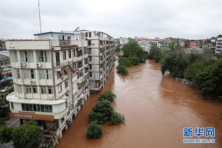 7月3日，四川省内江市东兴区田家镇的小青龙河水位上涨，河边部分民房被淹。