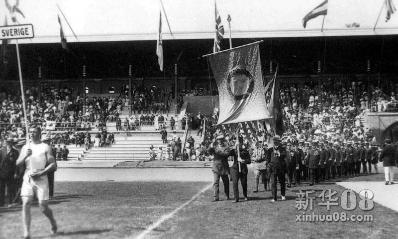 1912年7月6日，第五届奥林匹克运动会于“柯罗列夫“运动场正式开幕。当日天气晴朗，阳光灿烂。看以上观众人山人海。上午11点，瑞典国王古斯塔夫和以顾拜旦为首的国际奥委会官员莅临大会，国王致开幕词。大会首次举行了隆重仪式，并从此形成传统。
