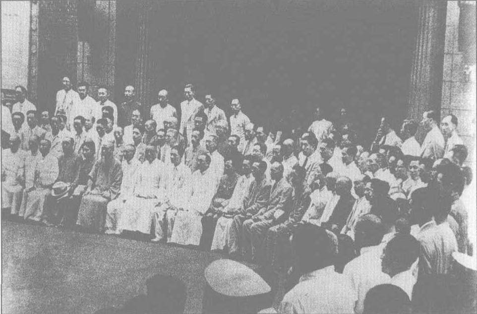 1938年7月6日至15日，国民参政会一届一次会议在武汉举行，到会代表149人。全国各界知名人士张伯苓、王造时、黄炎培、史良、沈钧儒等100多人出席了会议。