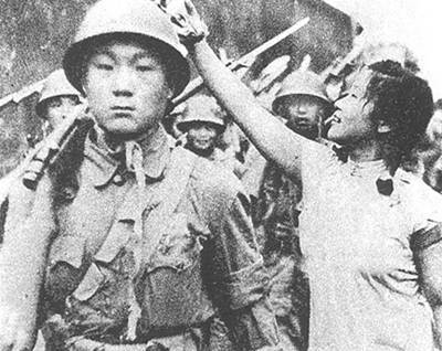 1949年7月6日，为庆祝上海解放，上海市近百万军民走上街头，举行盛大游行。