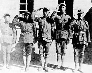 1929年07月09日，中国第一支少数民族红军创建。土地革命战争初期，鄂西苏区除洪湖红六军（军长孙德清，后旷继勋、段德昌）之外，还有鄂西长阳县的红六军。长阳红六军是一支以土家族优秀儿女为主体的正规红军武装，也是中国红军史上第一支少数民族红军。这支少数民族红军约1000人，400余支枪，编为1个师，下辖3个团。为坚持当地的武装斗争，巩固鄂西苏区做出了贡献。图为参加红军的部分彝族战士到达陕北后的合影。