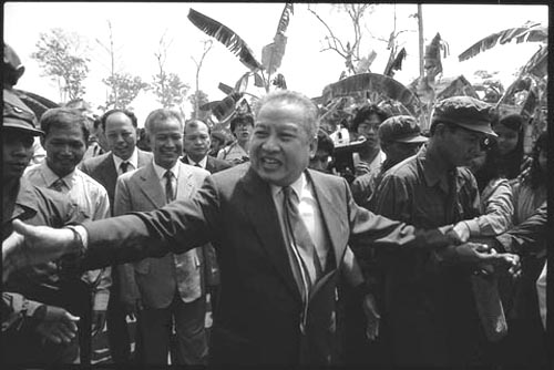 1982年7月9日，西哈努克亲王在柬埔寨境内宣布民柬联合政府成立。
