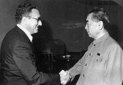 1971年7月9日，基辛格秘密访华。7月9日凌晨4时30分，基辛格一行到达北京。周恩来派叶剑英等人到机场迎接。基辛格访问的两个任务是商谈尼克松访华日期及准备工作，为尼克松进行预备性会谈。在谈到台湾问题时，他说美国准备逐渐减少驻台的军事力量。不支持“两个中国”或“一中一台”，承认台湾是中国的一部分，不支持台湾独立。美国将在联合国支持恢复中国的席位，基辛格保证通过谈判解决越南战争；周恩来着重谈了中国对台湾问题的立场，阐明解放台湾是中国的内政，美蒋条约无效。他特别指出：美国朋友总是喜欢强调美国的体面、尊严。只有把你们所有军事力量统统撤走，一个不剩，这就是最大的荣誉和光荣。会谈结束，周恩来向毛泽东作了汇报。毛泽东说：猴子变人还没变过来，还留着尾巴。台湾问题也留着尾巴。美国应当重新做人。双方商定尼克松在1972年春天访问中国。周恩来与基辛格商议起草了公告稿。毛泽东审阅后表示满意。基辛格临行表示，访问成果“超过了他原来的期望，圆满地完成了他们的秘密使命”。中美双方公布了基辛格访华的公告：“周恩来总理和尼克松总统的国家安全事务助理基辛格博士，于1971年7月9日至11日在北京进行了密谈。获悉，尼克松总统曾表示希望访问中华人民共和国，周恩来总理代表中华人民共和国政府邀请尼克松总统于1972年5月以前的适当时间访问中国。尼克松总统愉快地接受了这一邀请。中美两国领导人的会晤，是为了谋求两国关系的正常化，并就双方关心的问题交换意见。”公告发表后，在世界上引起了震动。图为:周恩来总理会见基辛格博士。